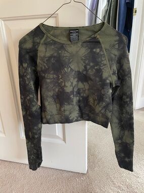PINK Victoria's Secret Olive Green Tie-Dye Long Sleeve Crop Top